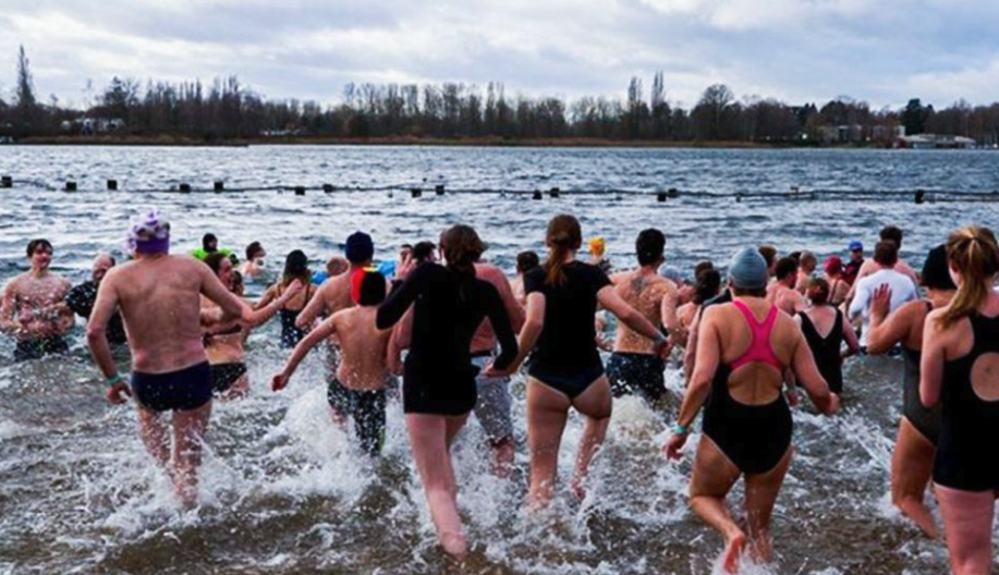 Sportief inzetten van het nieuwe jaar op de Nieuwjaarsduik